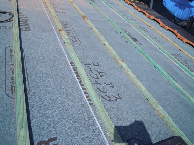 新しい防水シートと桟木